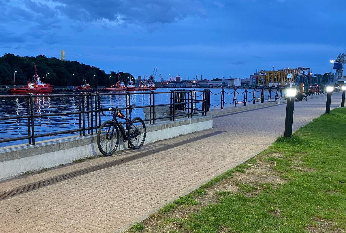 Rower stojący przy nabrzeżu portowym, naprzeciw Westerplatte.